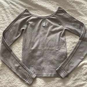 HOLLISTER SHOULDER TOP / SIZE M